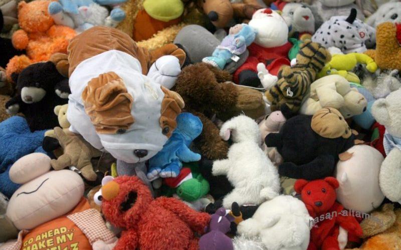 العاب مستعملة على بسطة في وسط البلد- عدسة حسن التميمي/فيسبوك 