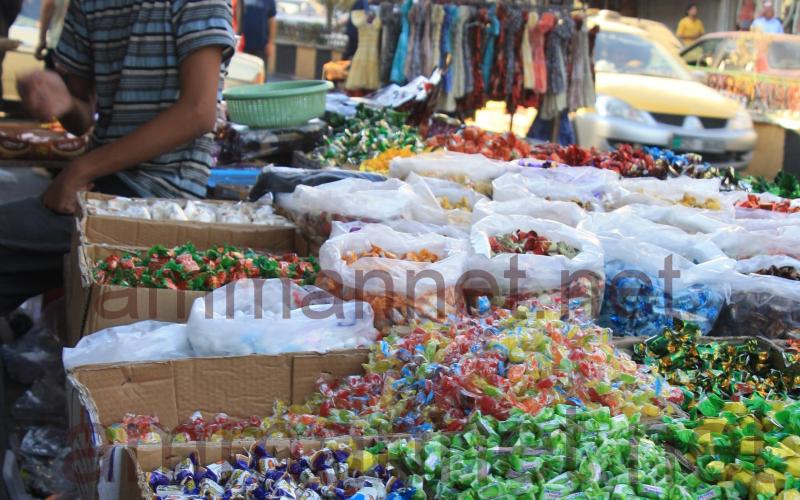 تشهد الارصفة انتشار بسطات لبيع سكاكر العيد- عدسة محمد حتاملة 