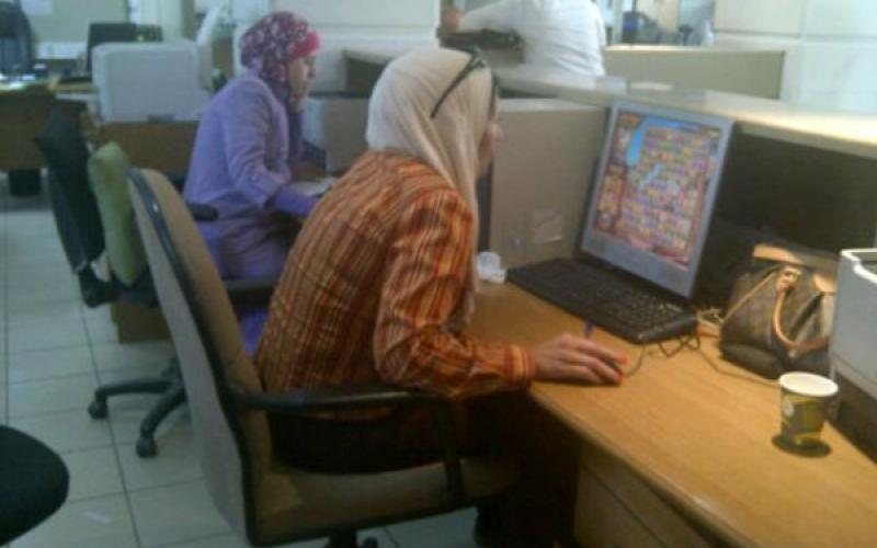 نافذة في وزارة الصناعة وانهماك في "العمل"