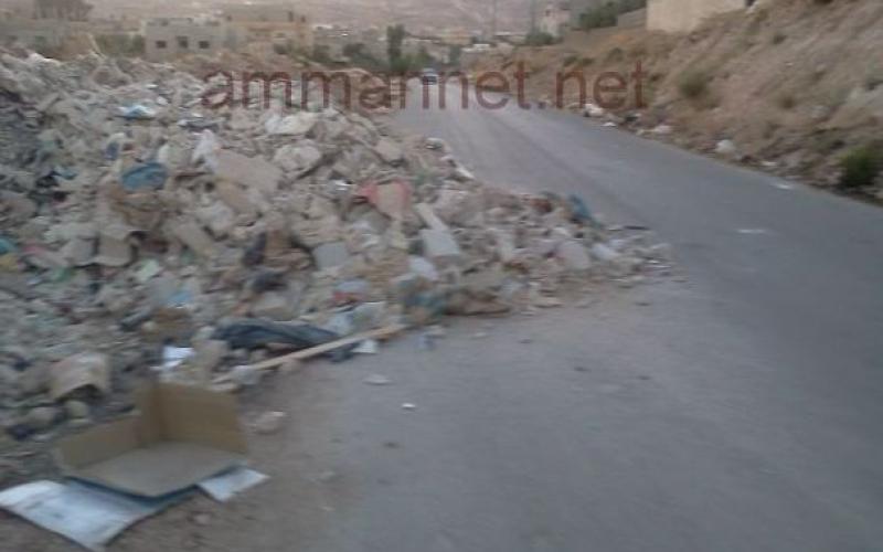 في عين الباشا الانقاض تطرح على الاسفلت رغم توفر مكب نفايات 