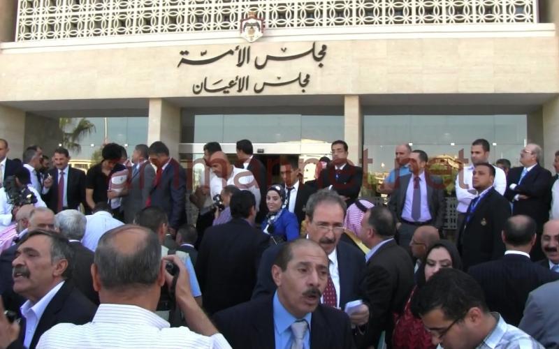 89 نائبا يوقعون على مذكرة لطرح الثقة بالطراونة لرفعه الاسعار