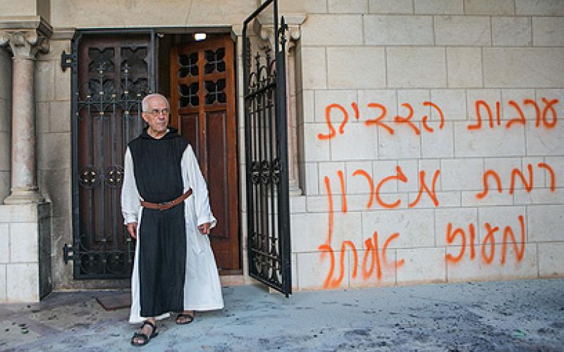 مستوطنون يحرقون دير اللطرون في القدس