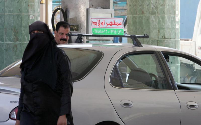 مطهر يواجه انقراض المهنة بإعلان مثبت على سيارته- حمزة مزرعاوي/ فيسبوك 