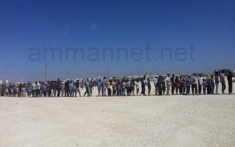 لاجئون في الزعتري ينتظرون الدور للحصول على مياه الشرب- عدسة محمد شما 