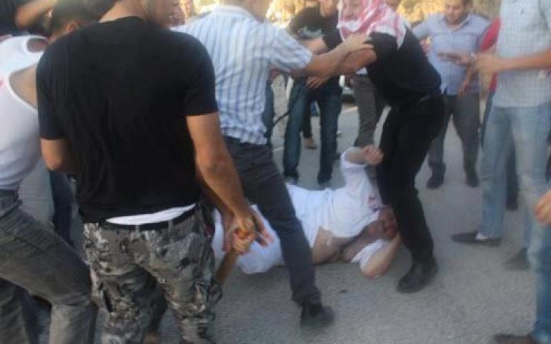  مؤيدوالروابدة يعتدون على ناشطين حاولا الاعتصام ضده "فيديو"