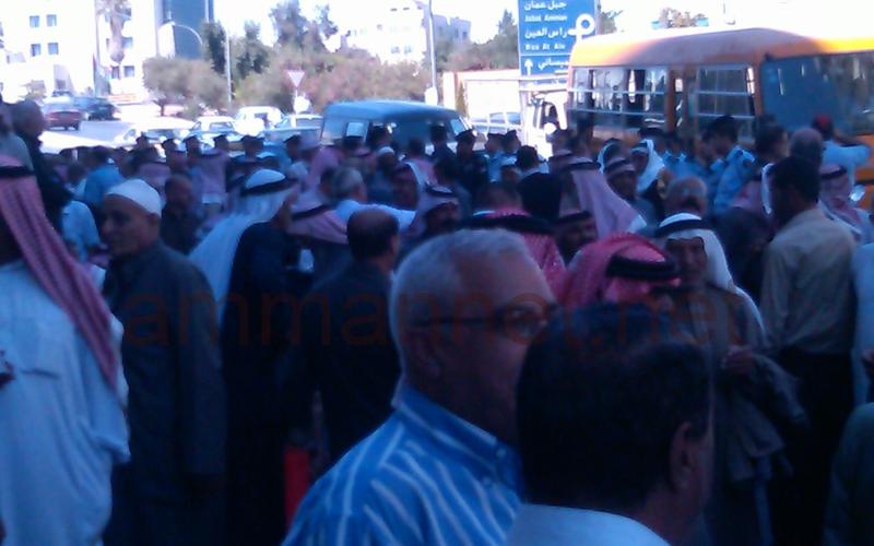 متقاعدون من الفوسفات يحاولون اقتحام مبنى الشركة 