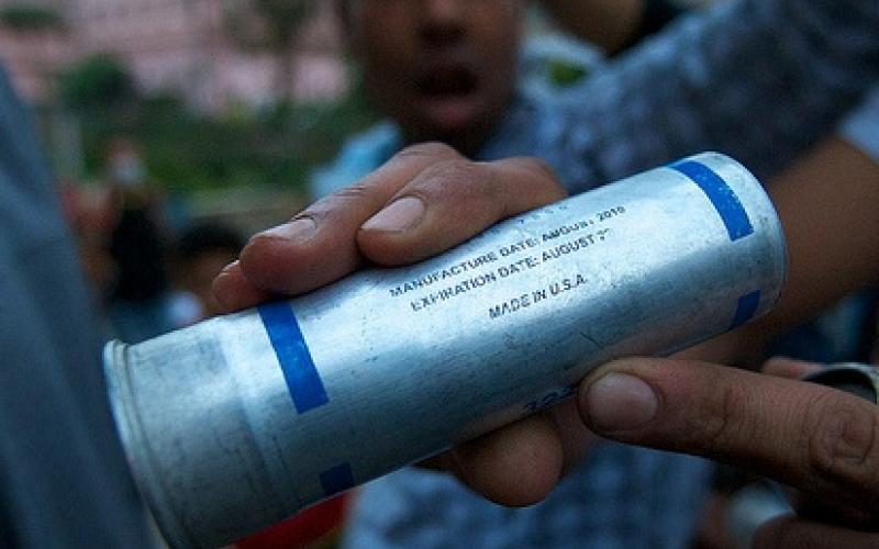 طالب يرش معلميه بالغاز المسيل للدموع 