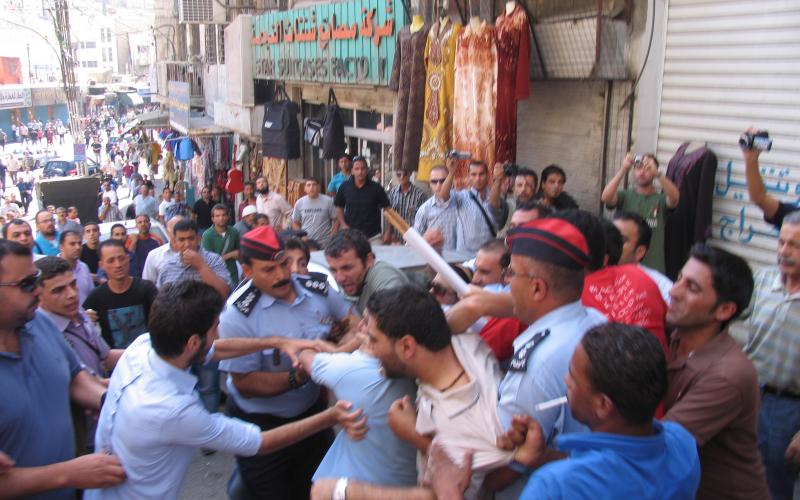 اعتداء على مسيرة الحسيني وتكفيل أحد المشاركين بعد اعتقاله