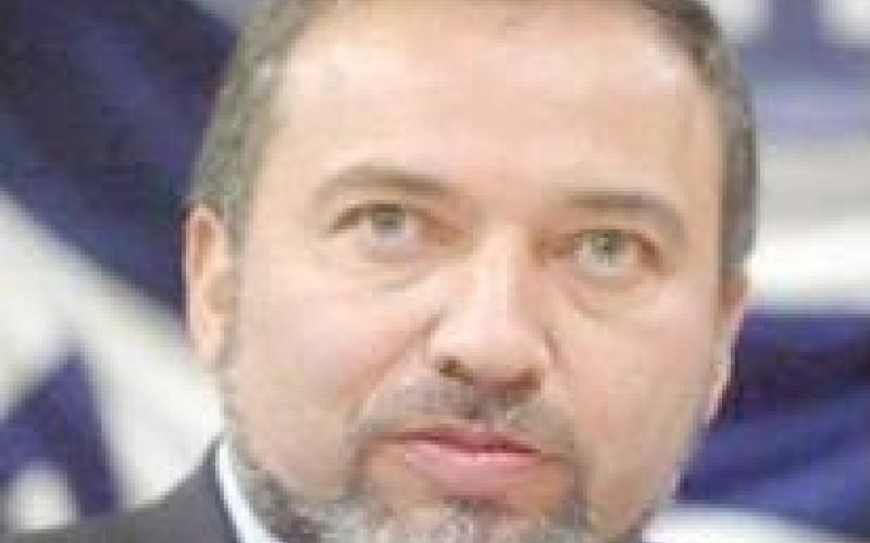 ليبرمان يدعو العالم لنبذ عباس 