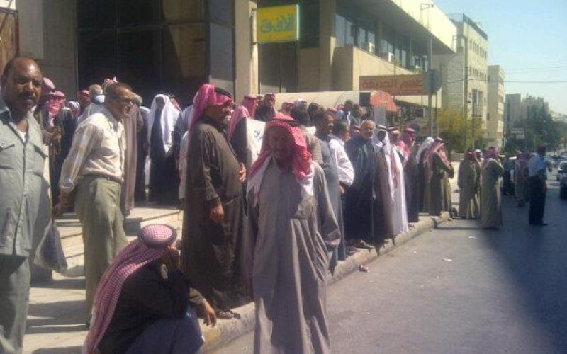 متقاعدو الفوسفات يغلقون الشارع الرئيسي 