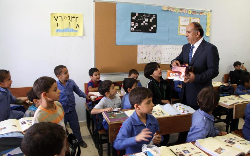 وزير الصحة عبد اللطيف وريكات يوزع التغذية على الطلاب جولة لتفقد المقاصف 