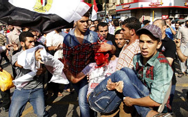 عشرات الجرحى في اشتباكات بميدان التحرير