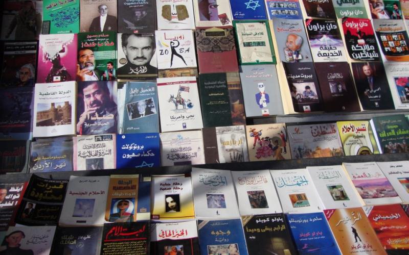 الكتب تحتل ارصفة وسط البلد- عدسة محمد شما 