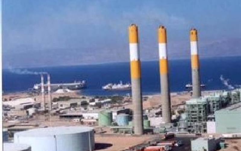 العاملون في مصفاة العقبة يضربون وتواجد امني مكثف 