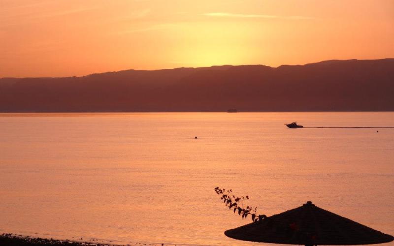 الغروب في متنزه العقبة البحري - عدسة عطية الترابين 