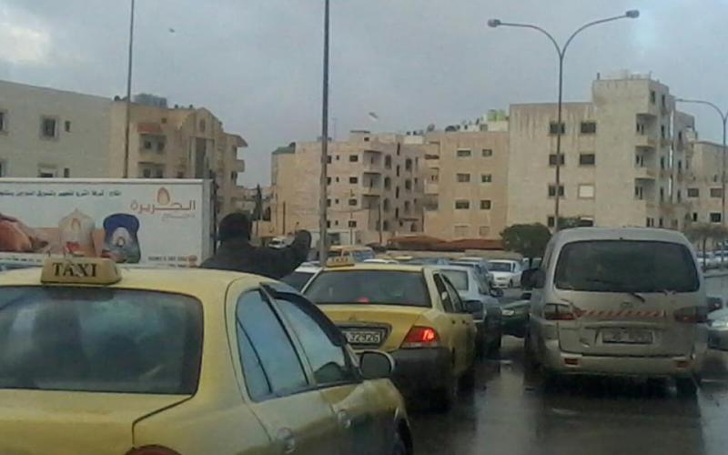 مواطن يقوم بتنظيم السير بعد عطل اصاب اشارات مستشفى حمزة/ فيسبوك 