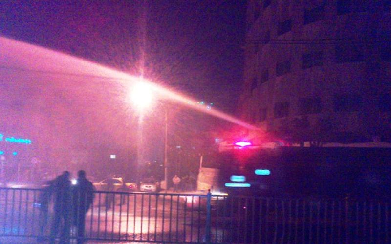 الدرك يستخدم سيارات المياه في فض اعتصام الداخلية- عدسة حسن عودة 