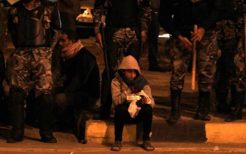 طفل يبيع العلكة خلال احتجاجات على ارتفاع الأسعار- محمد ابو غوش/فيسبوك 