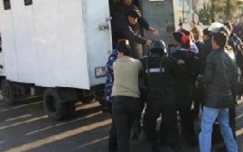 أمارة: ذهب لشراء السندويش فاعتقل بتهمة الاحتجاج 