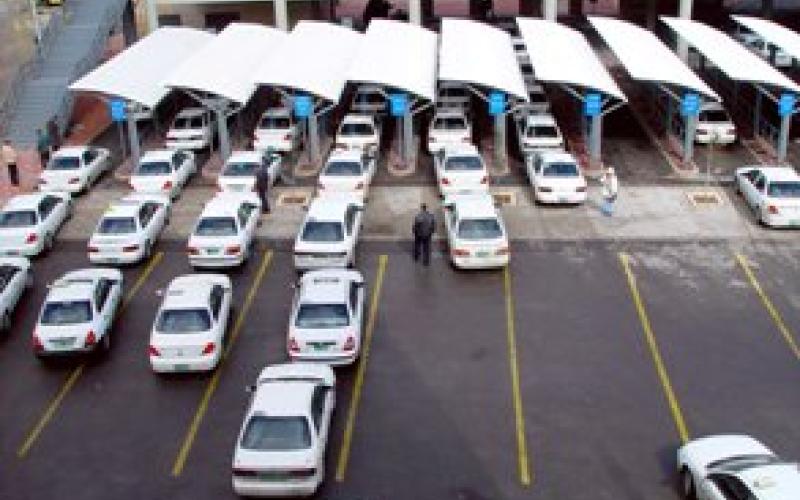 سائقو السرفيس يطالبون بتعديل الاجور 