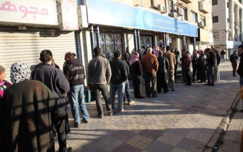 طوابير الحصول على دعم المحروقات- عدسة معتز نعواش 