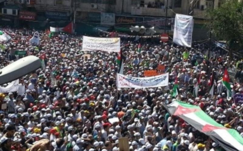 تحضيرات لمسيرة الـ 100 الف 