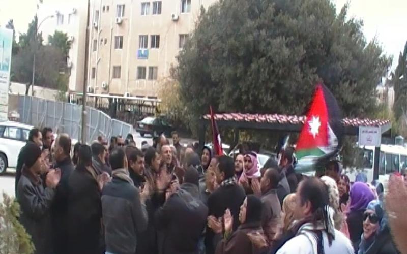 دائرة الاحصاءات تهدم خيام موظفيها 