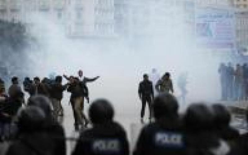 مصر: إصابات باشتباكات بين مؤيدي ومعارضي الدستور