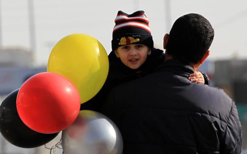 طفل يلهو بالبالونات خلال عيد الميلاد- عدسة محمد ابو غوش/ فيسبوك