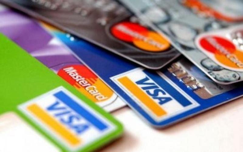 القبض على مجموعة تستخدم بطاقات ائتمانية مزورة