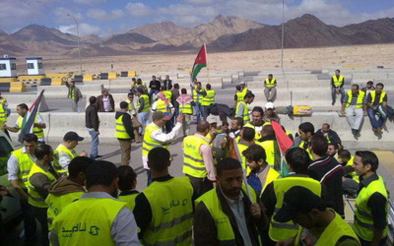 موظفو نافذ يضربون عن الطعام والشركة تقول غير شرعي 