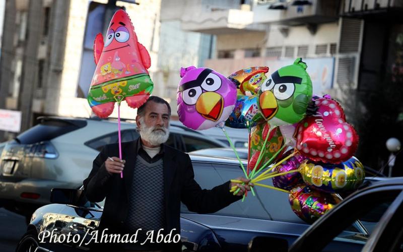 بائع بالونات- عدسة احمد عبده/ فيسبوك 