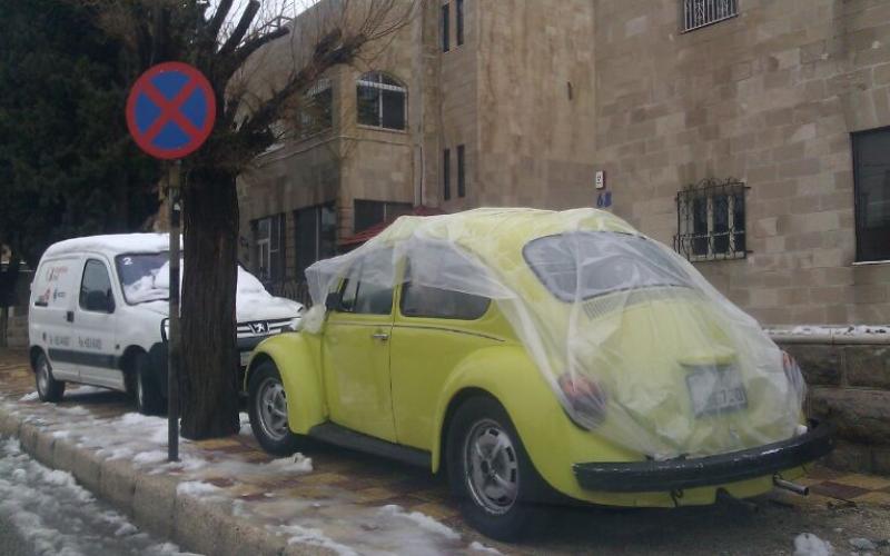 سيارة فوكس يحميها صاحبها من الصقيع خلال المنخفض- عدسة غسان فرج 