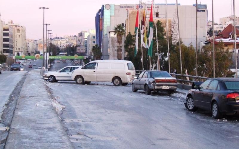حادث على جسر المدينه الرياضيه نتيجة للصقيع- عدسة فارس خليفة/ فيسبوك 