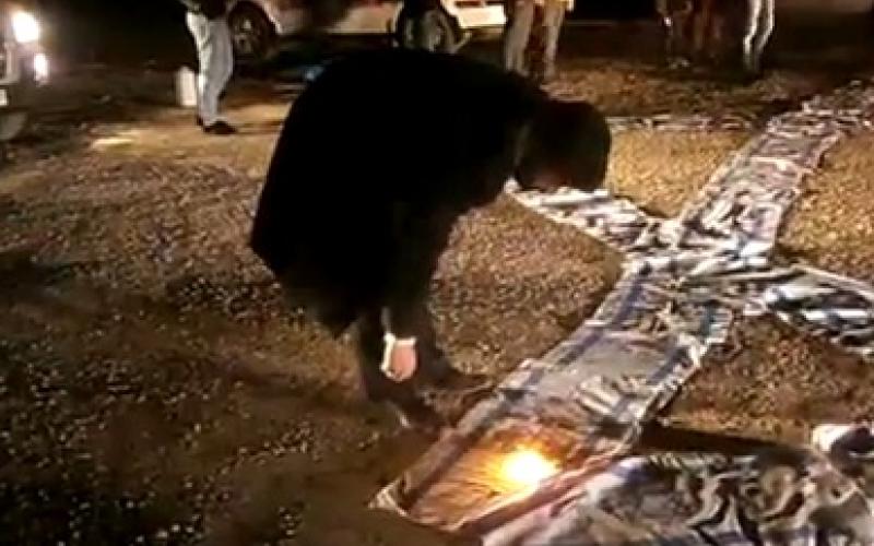 مرشح يحرق 100 علم اسرائيلي- فيديو 