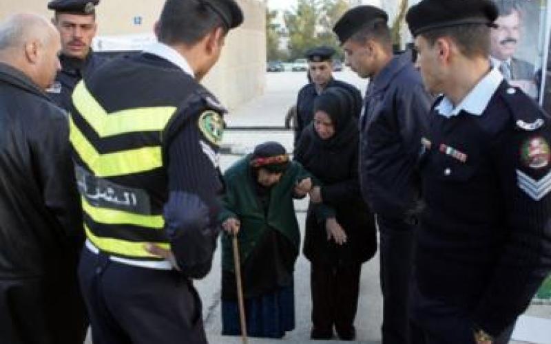 رجال الامن يساعدون سيدة للوصول الى صندوق الاقتراع- المصدر الامن العام