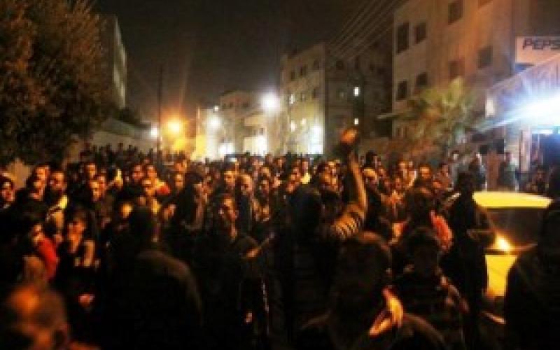 حي نزال: مؤازرو عليان يغلقون الطريق 