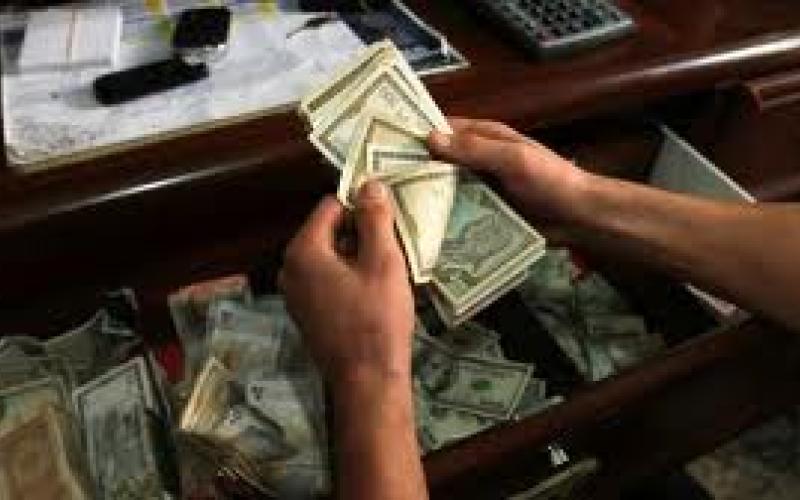 تدهور الليرة السورية وتأثيره على السوريين في الأردن