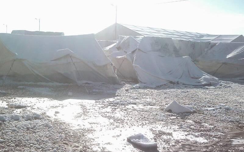 الثلوج تغطي الخيام في الزعتري