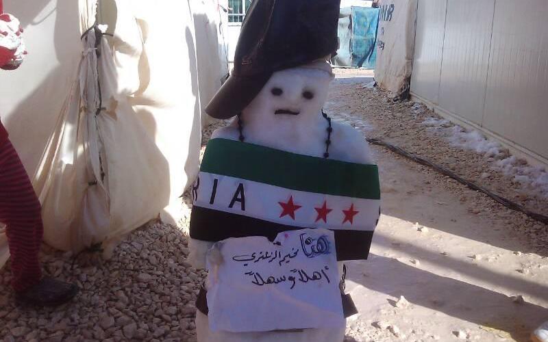 رجل الثلج يرحب بضيوف الزعتري