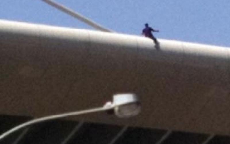 احباط محاولة انتحار شاب من فوق جسر عبدون