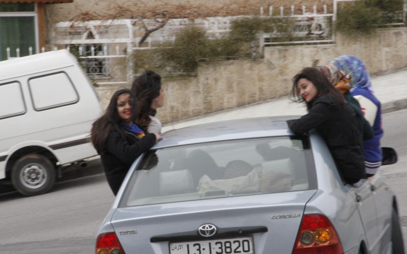 احتفالات بإعلان نتائج التوجيهي( عمان نت)