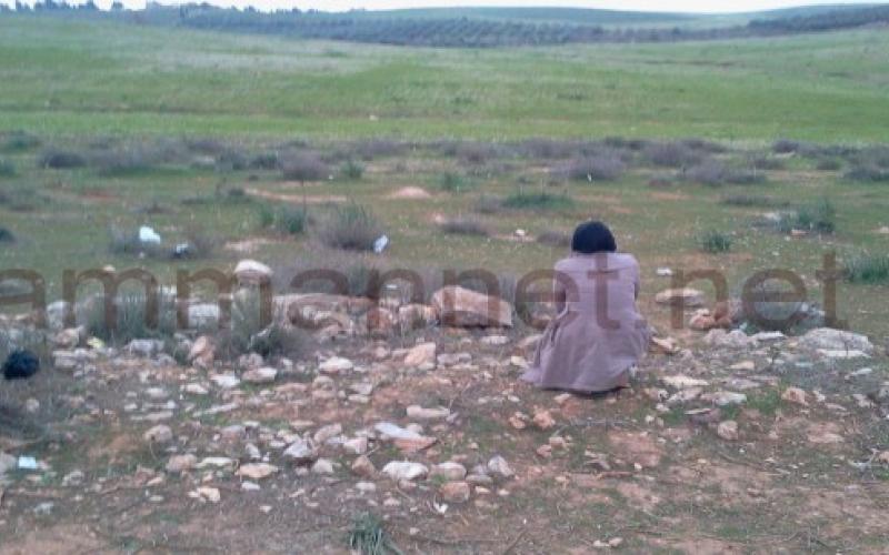 لاجئة سورية تنظر إلى بلادها عن بعد - عدسة محمد العرسان