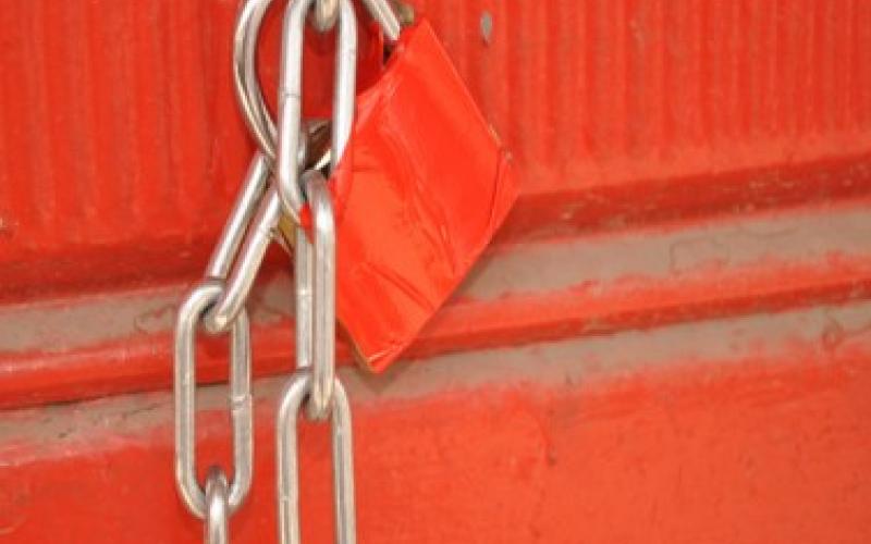 الامانة تغلق 15 محلاً مخالفاً للشروط الصحية 