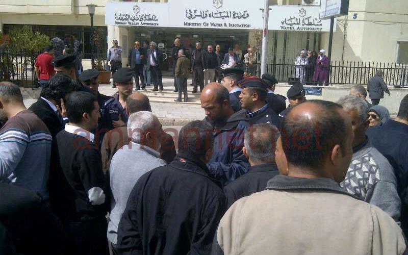 موظفو المياه يعتصمون للمطالبة برفع العلاوة 