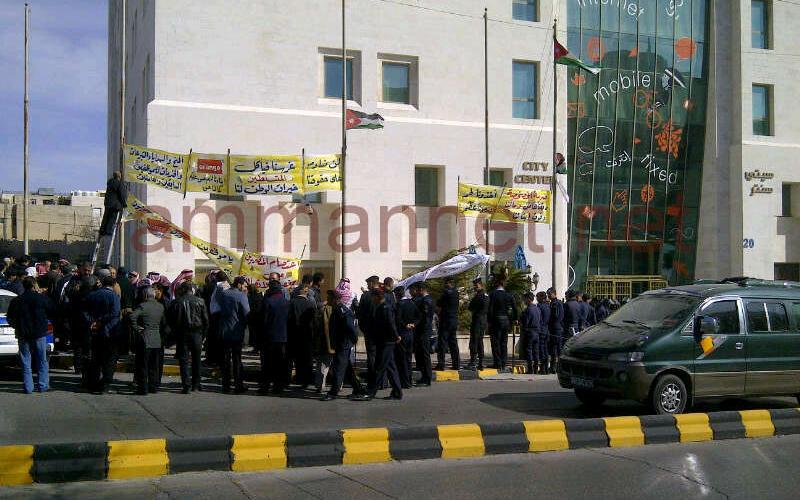 مفصولو اورنج يعتصمون ويرفضون المساومة على حقوقهم 