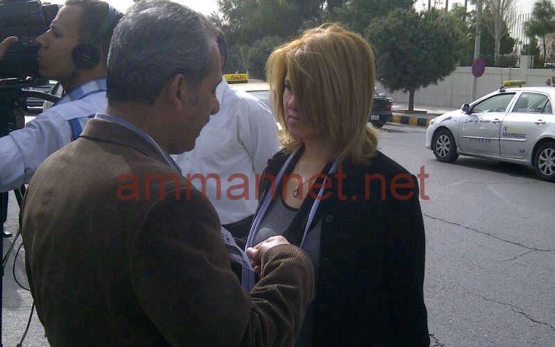 النائب رولى الحروب اثناء تواجدها باعتصام امام مجلس النواب- عدسة احمد ابو حمد 