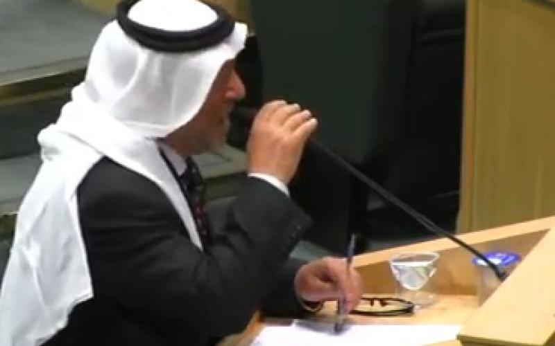 قُبلة تحت قبة البرلمان – فيديو 