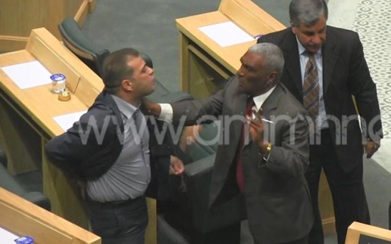 فيديو..الحكومة لن تتراجع عن الرفع وفوضى تحت القبة ومحاولة اشهار سلاح