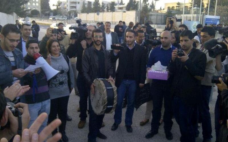 كعكة أمام الرئاسة احتفاء بعودة النسور - صور